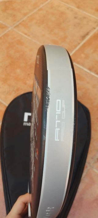 Pala de pádel NOX con funda