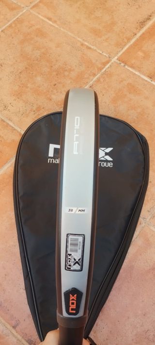 Pala de pádel NOX con funda