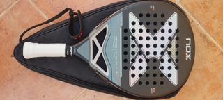 Pala de pádel NOX con funda