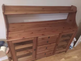 Aparador de madera Ikea con puertas de cristal