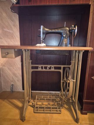 Máquina de coser Alfa antigua
