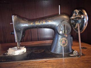 Máquina de coser Alfa antigua