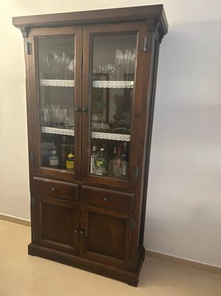 Mueble bar de madera y cristal