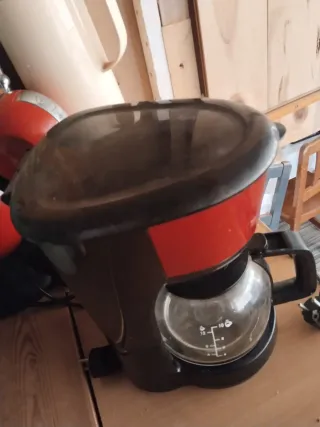 Cafetera Negra y Roja