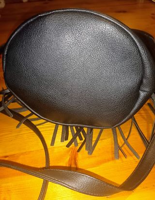 Bolso saco polipiel negro flecos