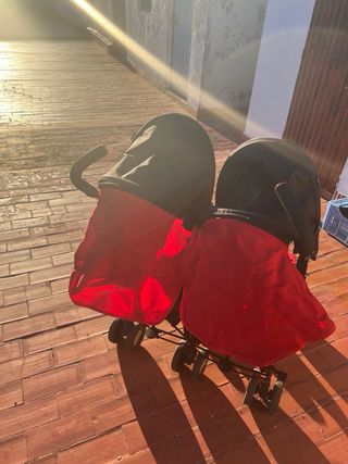 Cochecito gemelar rojo