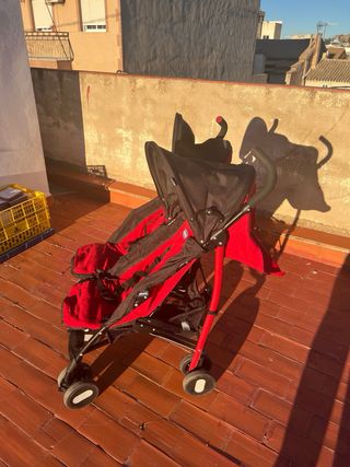 Cochecito gemelar rojo