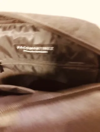 Mochila gris con bolsillo frontal