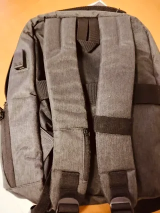 Mochila gris con bolsillo frontal