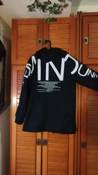 Sudadera negra con estampado blanco