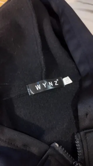 Sudadera negra con estampado blanco