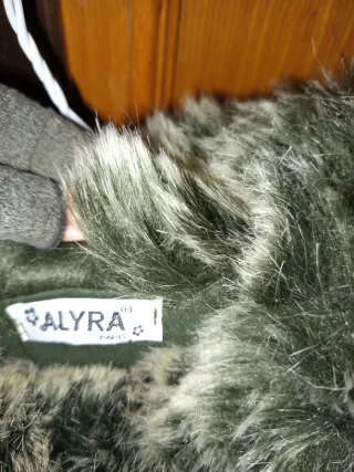 Capa verde con cuello de pelo