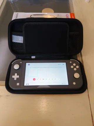 Nintendo Switch Lite Gris + Funda Gameware