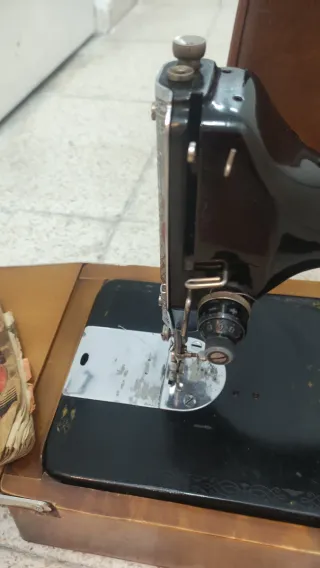 Máquina de coser Sigma con maletín