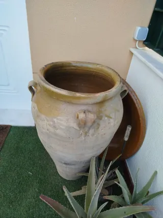 Tinaja de barro grande antigua