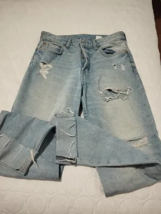 Pantalón vaquero desgarrado azul