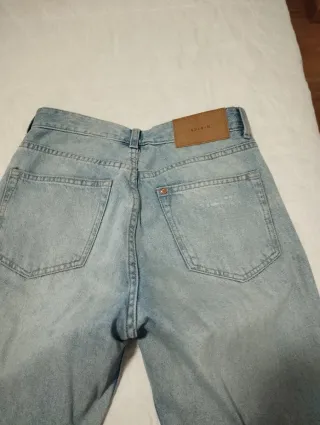 Pantalón vaquero desgarrado azul