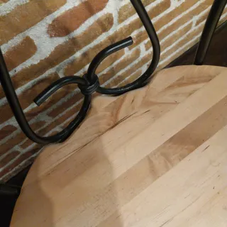 Silla metálica con asiento de madera