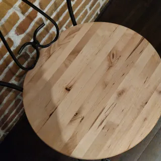 Silla metálica con asiento de madera