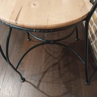 Silla metálica con asiento de madera
