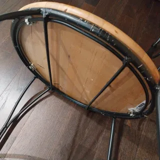 Silla metálica con asiento de madera