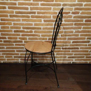 Silla metálica con asiento de madera