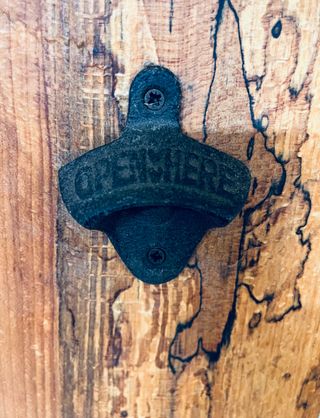 Apribottiglie da parete in legno