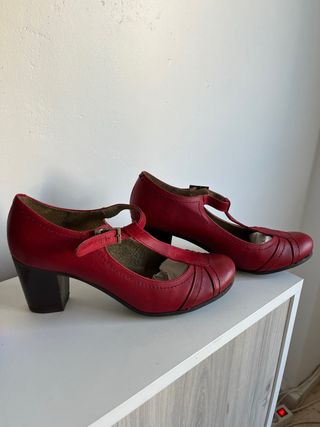 Salón tacón bajo rojos de piel