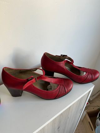 Salón tacón bajo rojos de piel