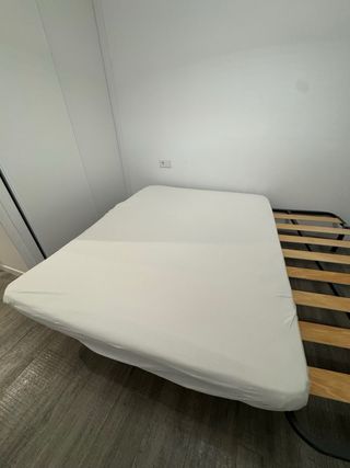 Cama individual de madera con colchón