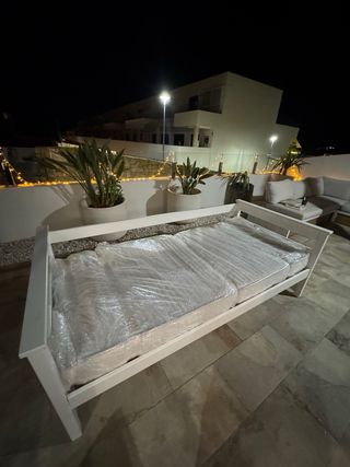 Cama individual de madera con colchón