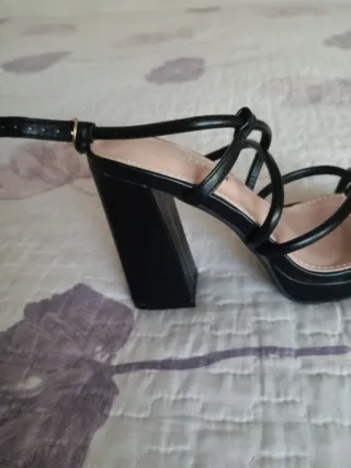 Sandalias negras de tiras