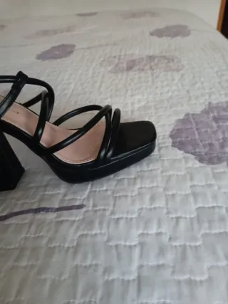 Sandalias negras de tiras