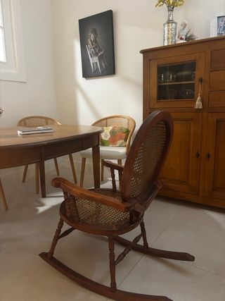 Mecedora antigua de madera y ratán. Dos unidades .