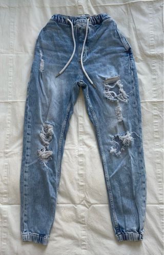 Jeans Desgastados con Cordón