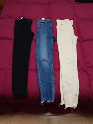 Lote de 3 pantalones, talla 32 de Stradivarius.