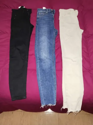 Lote de 3 pantalones, talla 32 de Stradivarius.