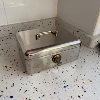 Caja de seguridad metálica con llave