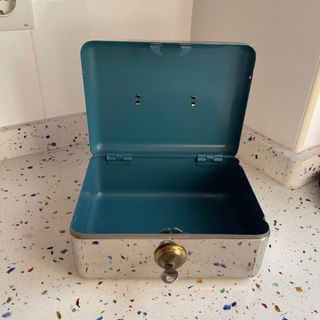 Caja de seguridad metálica con llave