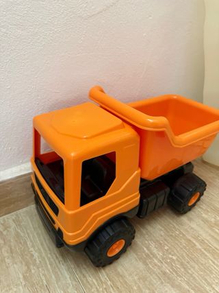 Camión de juguete naranja