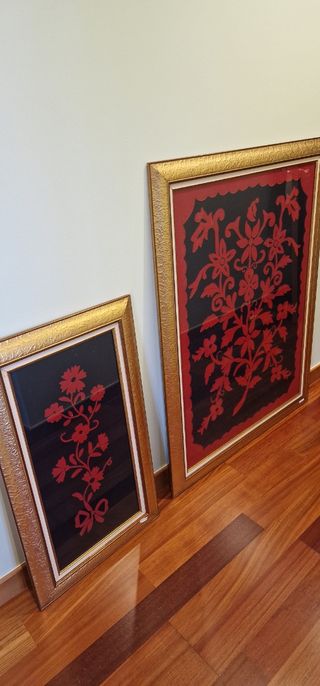 Quadro floral em lã dourado e vermelho
