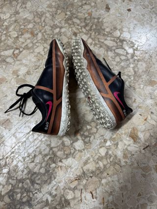 Botas de fútbol niño multitaco Nike. Talla 31