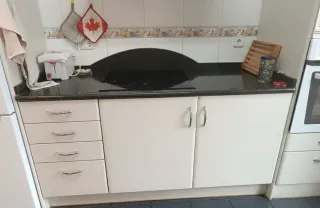 Muebles de cocina blancos con encimera de mármol