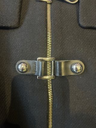 Abrigo negro con capucha