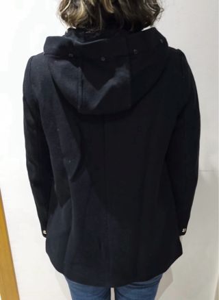 Abrigo negro con capucha