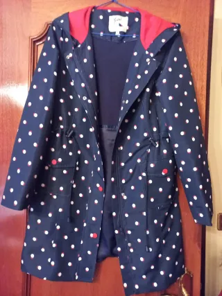 Gabardina Yumi lunares azul y rojo