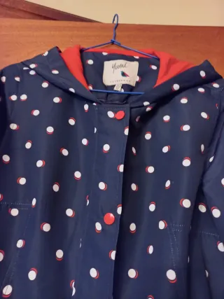 Gabardina Yumi lunares azul y rojo