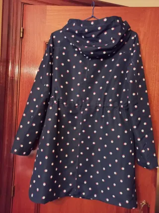 Gabardina Yumi lunares azul y rojo