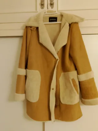 Abrigo borreguito Camel Stradivarius Talla M