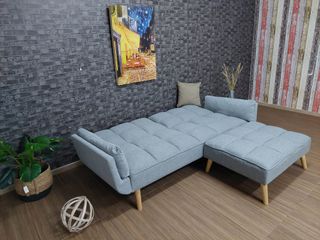 Divano letto grigio con pouf